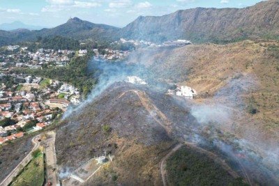 Inc&ecirc;ndio queima parte da Serra do Curral no Bairro mangabeiras, em Belo Horizonte. Bombeiros conseguiram extingir o foco  -  (crédito: Leandro Couri/EM/D.A.Press)