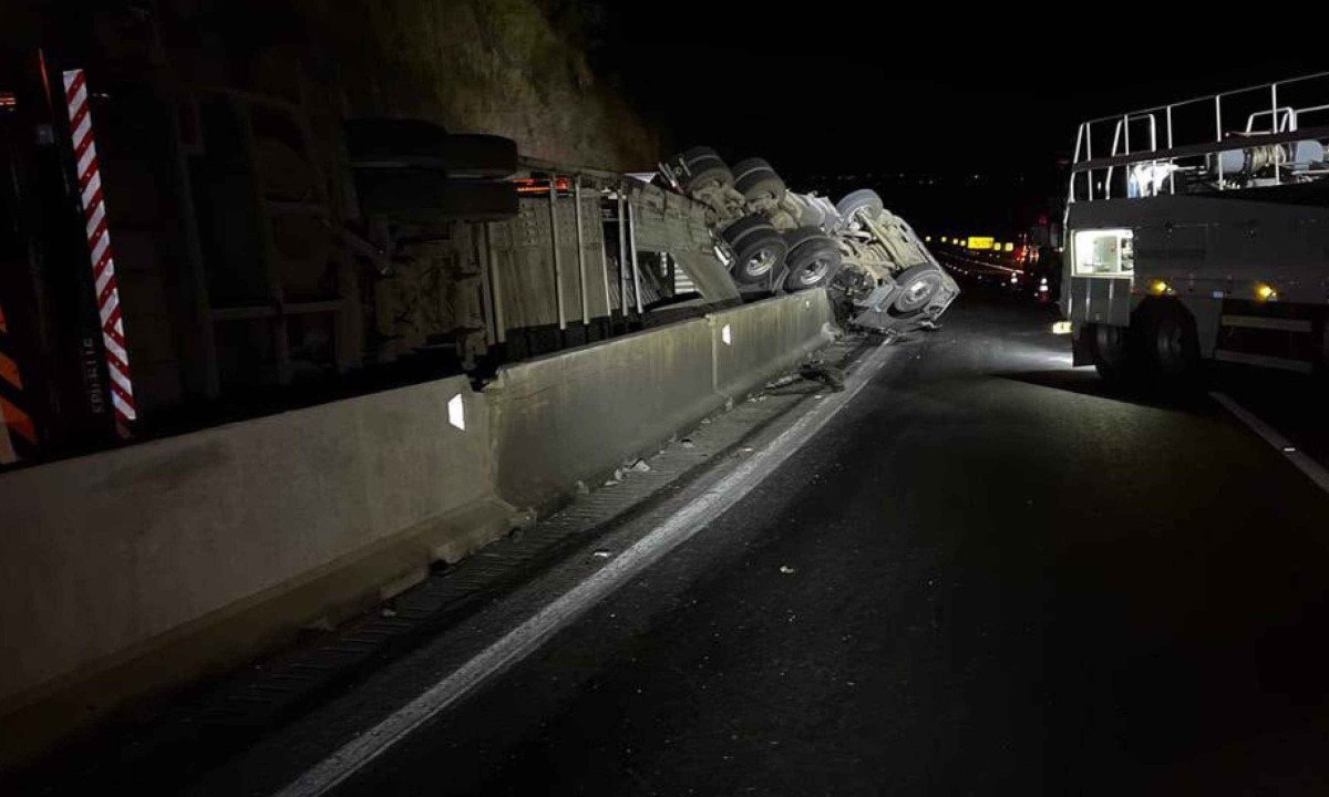 Cegonheira tomba matando motorista e arremessa carros na pista da MGC-135, na Serra de Bocaiúva - (crédito: CBMMG)