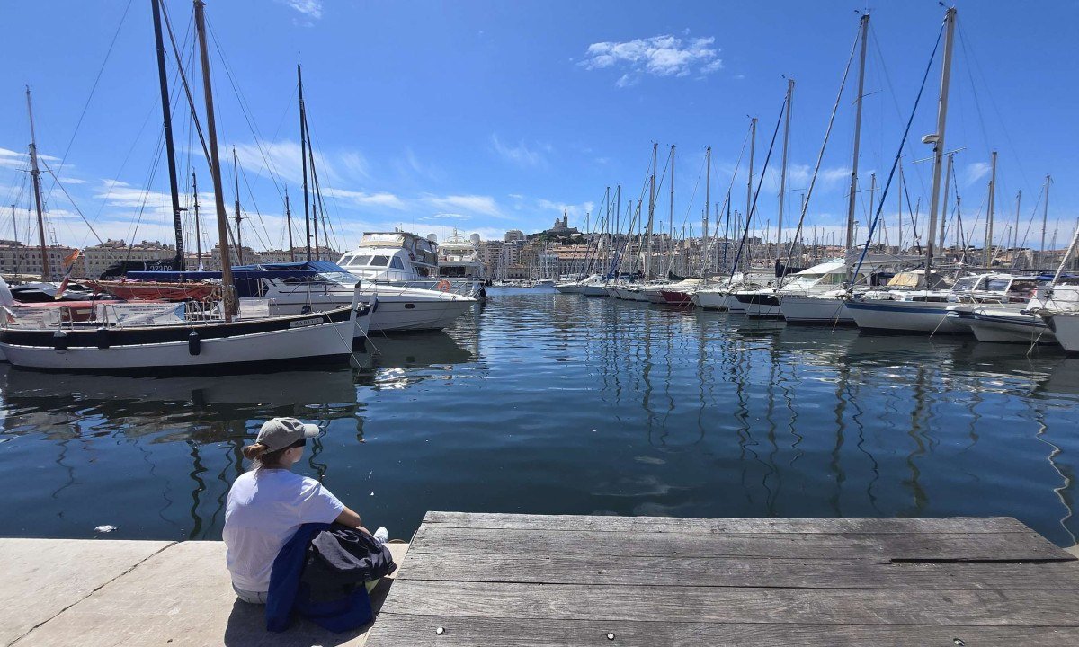 Em Maselha, na Fran&ccedil;a, a cardiologista carioca Renata Albuquerque contempla os velheiros do porto antigo antes de voltar para o navio Splendida