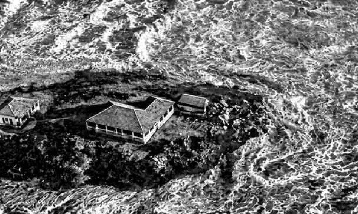 O repórter-fotográfico registrou o instante em que a força das águas avançava sobre 
a ilha onde ficavam as casas do DNOCS. A imagem revela a violência da correnteza, comparável à do oceano, no início da devastadora arrancada do Rio Jaguaribe -  (crédito:  luiz carlos barreto/ o cruzeiro)