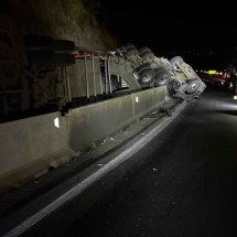 Acidente na MGC-135: cegonheira tomba e arremessa carros na pista - CBMMG