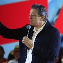 "Três fuzis": Haddad denuncia abordagem 'intimidadora' da PM -  AFP