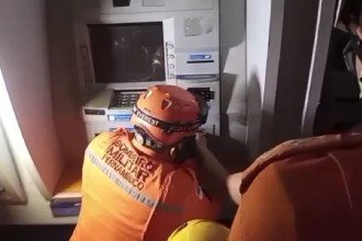 Mulher prende dedo em caixa eletrônico e é resgatado pelos Bombeiros