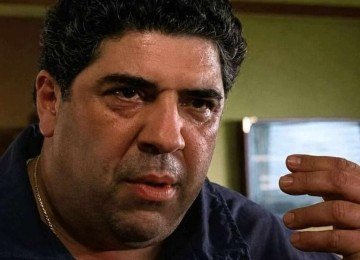 O ator Vincent Pastore dando vida ao personagem Salvatore 'Big Pussy' Bonpensiero em cena da série 'Família Soprano', da HBO  -  (crédito: Reprodução)