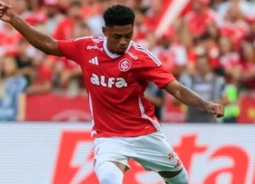 Zagueiro Victor Gabriel, que lesionou gravemente Gabriel Pec, do Cruzeiro, pela Série A, recebeu efeito suspensivo e está livre para jogar novamente pelo Inter -  (crédito: Ricardo Duarte/Internacional)