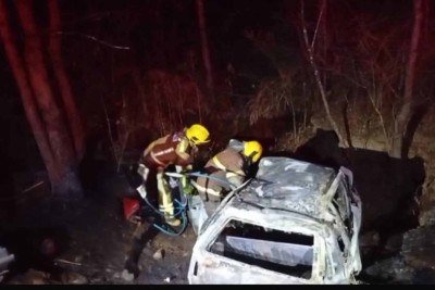 O homem e a mulher morreram carbonizados depois de o carro em que estavam sair da pista e cair em um barranco da MGC-135, em Pedras de Maria da Cruz -  (crédito: CBMMG)