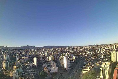 C&eacute;u aberto e sol em Belo Horizonte acompanham clima em n&iacute;vel cr&iacute;tico de baixa umidade, chegando a 20%. Na foto, Centro-Sul e Serra do Curral a partir do Bairro Ipiranga -  (crédito: Clima ao Vivo)