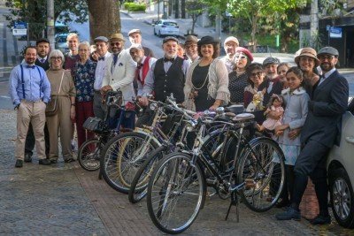 Participantes usam trajes inspirados na elegância do início do século XX, marca registrada do movimento Tweed Ride -  (crédito: Leandro Couri/EM/D.A Press)