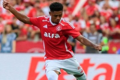 Zagueiro Victor Gabriel, que lesionou gravemente Gabriel Pec, do Cruzeiro, pela Série A, recebeu efeito suspensivo e está livre para jogar novamente pelo Inter -  (crédito: Ricardo Duarte/Internacional)