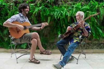 Roberto Menescal (à dir.) toca violão em todas as faixas
do álbum recém-lançado em parceria com Muca -  (crédito: ARafael Boccanera/Divulgação )