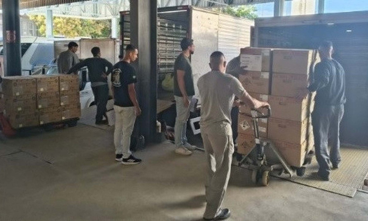 Caminhões carregados com urnas saíram do Centro de Apoio do TRE-MG, em Contagem - (crédito: TRE-MG/Divulgação)