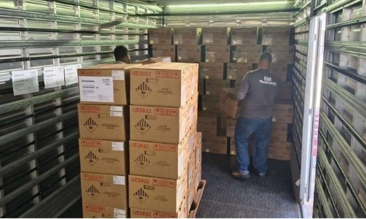 O TRE-MG come&ccedil;ou  a distribui&ccedil;&atilde;o das urnas eletr&ocirc;nicas que ser&atilde;o utilizadas no primeiro turno das elei&ccedil;&otilde;es de 2026