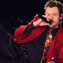 Harry Styles escorrega em palco molhado e transforma tombo em piada - Redes sociais