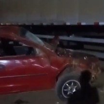 Corsa sai da pista, capota em posto e mata dois homens na MGC-427  - Reprodução/Redes Sociais 