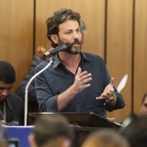Aro dá a entender que vai disputar governo, mas não confirma em convenção