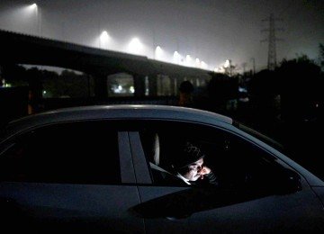 O uso do celular no trânsito é motivo de distrações dos motoristas
 -  (crédito: Sajjad  HUSSAIN / AFP)