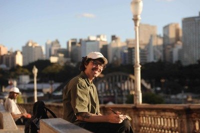 O quadrinista Daniel Bretas na Rua Sapucaí, tendo ao fundo o Viaduto Santa Tereza, dois 'personagens urbanos' de 'Boi da cara preta', HQ que será lançado em 2027 -  (crédito: Alexandre Guzanshe/EM/D.A Press)