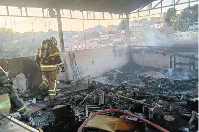 Chamas atingiram o segundo andar e o terra&ccedil;o da casa -  (crédito: CBMMG/Divulga&ccedil;&atilde;o)