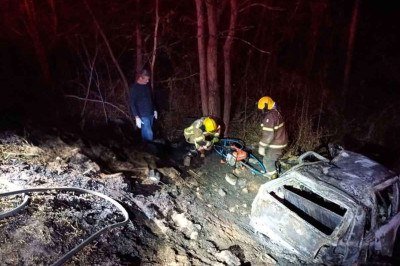 um veículo Gol perdeu a direção e pegou fogo na noite de sábado, na MGC-135, em Pedras de Maria Cruz, no Norte do estado -  (crédito: Corpo de Bombeiros/Divulgação)