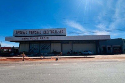 Caminhões carregados com urnas saíram do Centro de Apoio do TRE-MG, em Contagem -  (crédito: Edesio Ferreira/EM/D.A.Press)