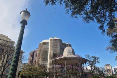 Capital mineira enfrenta baixa umidade até domingo (9/8), com índices em torno de 30%. Especialistas recomendam reforçar a hidratação e evitar exposição ao sol -  (crédito: Jair Amaral/EM/D.A Press)