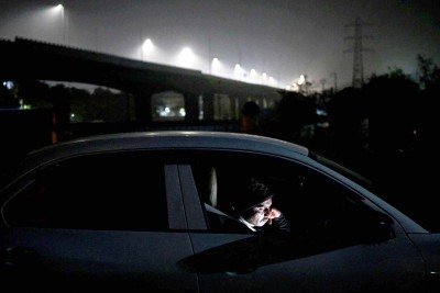 O uso do celular no trânsito é motivo de distrações dos motoristas
 -  (crédito: Sajjad  HUSSAIN / AFP)