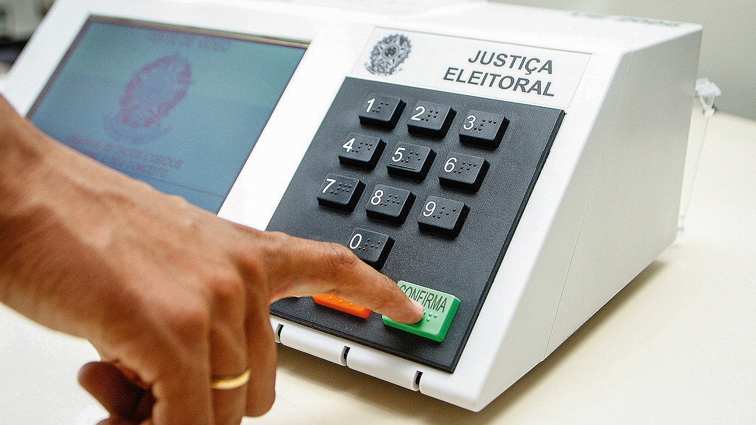 A vota&ccedil;&atilde;o eletr&ocirc;nica &eacute; parte essencial do processo eleitoral supervisionado pela Justi&ccedil;a Eleitoral, que tamb&eacute;m define as regras da pr&eacute;-campanha -  (crédito: Reprodu&ccedil;&atilde;o)