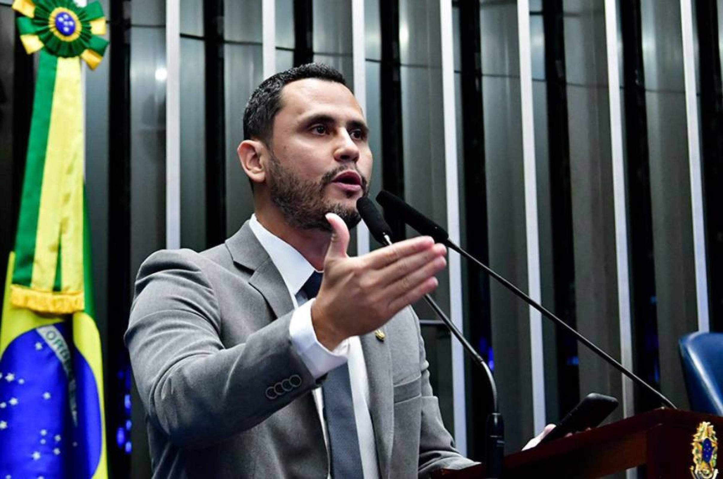 Chorando, Cleitinho anuncia desistência - QTU Questões do Universo