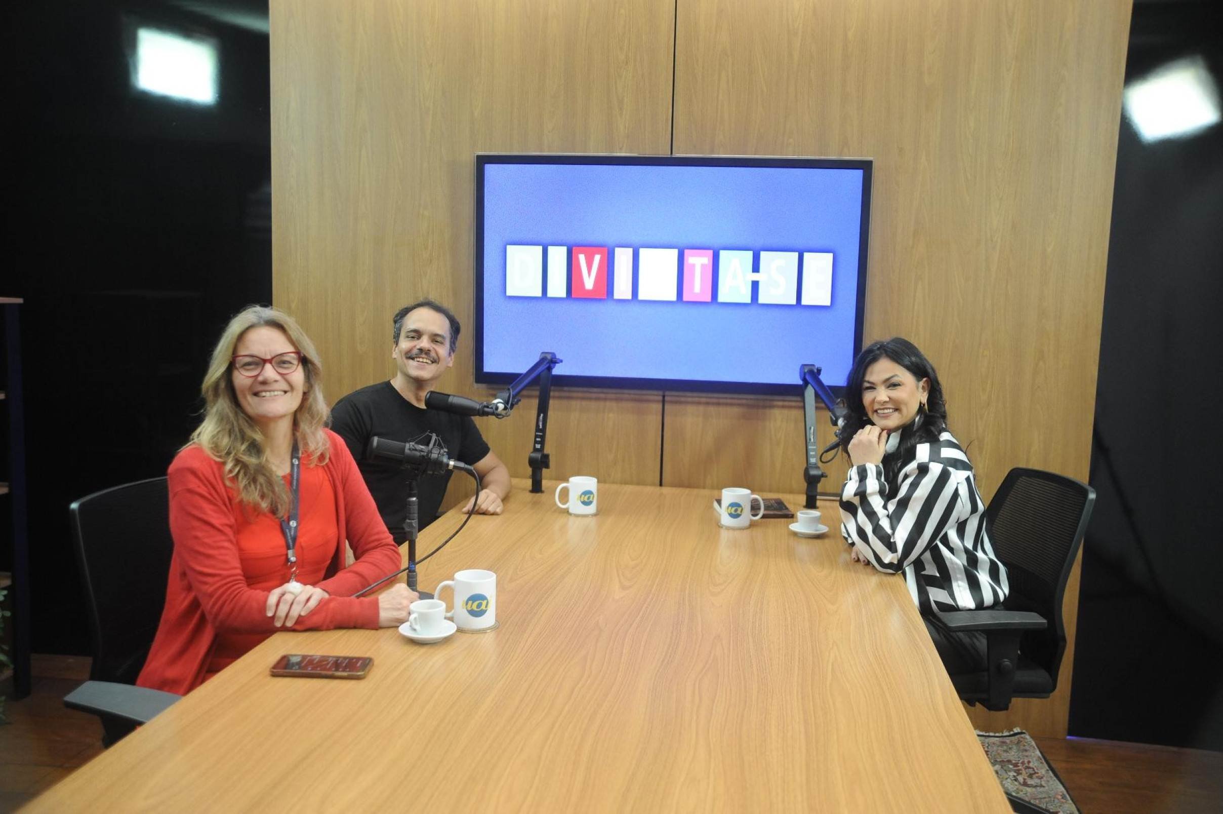 Suzana Alves, a Tiazinha, foi entrevistada no Podcast Divirta-se pelos repórteres Alessandra Mello e Otávio Rangel Suzana Alves, a Tiazinha no Podcast Divirta-se
