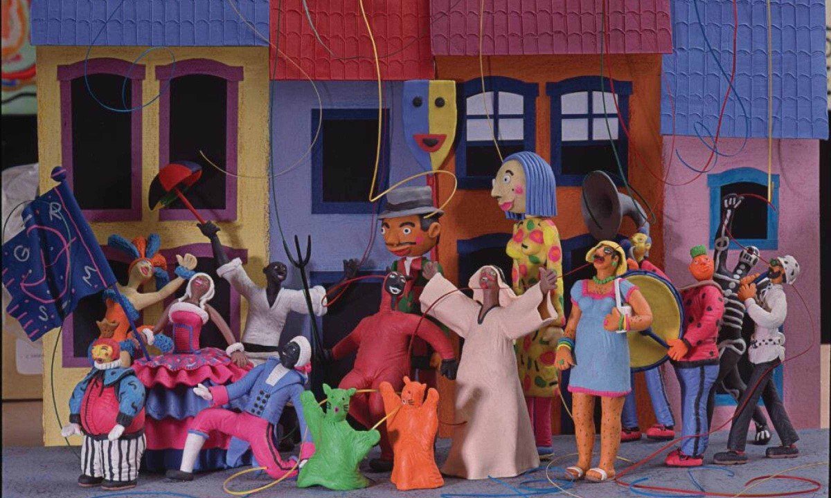 Bonecos feitos de massinha colorida pelo artista Marcelo Xavier representam pessoas fantasiadas durante festa popular brasileira