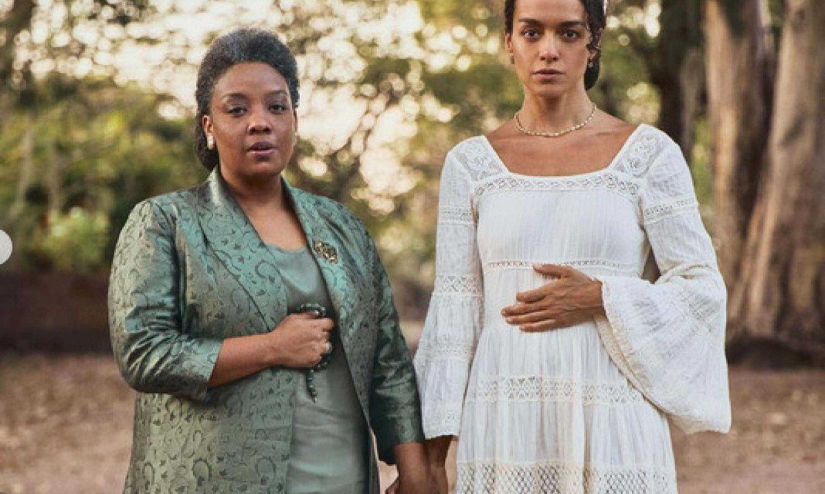  Atrizes Grace Pass&ocirc; e Rebeca Jamile olham para a c&acirc;mera e est&atilde;o lado a lado no set do filme 'O filho de mil homens'