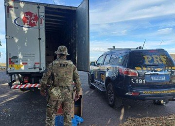 Durante operação de combate ao crime em Córrego Danta, na Região Centro-Oeste de Minas, o motorista de um caminhão-baú desobedeceu à ordem de parada da PRF -  (crédito: PRF/Divulgação)