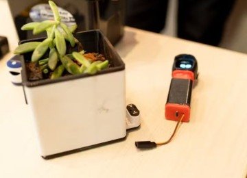 Estudantes do Instituto Federal do Triângulo Mineiro (IFTM), que transformaram cigarros eletrônicos em kits robóticos, controles remotos, termômetros -  (crédito: Larissa Santana/IFTM)