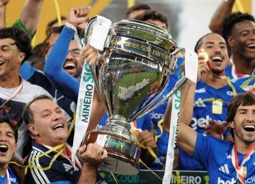Dono da SAF celeste, Pedro Lourenço (E) ergue o troféu do Campeonato Mineiro de 2026 -  (crédito: Alexandre Guzanshe/EM/D.A. Press – 8/3/2026)