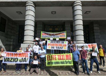 Manifestação de taxistas em frente à Prefeitura de BH pede suspensão da Portaria nº 056/2026 -  (crédito: Leandro Couri/EM/D.A Press)