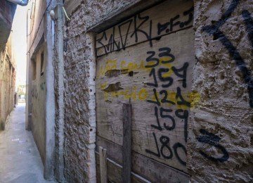 Beco do crime - reportagem entra no local dominado pelo CV em Contagem. Na parede do beco, pichações na parede,  artigos do código penal sugerindo criminalidade -  (crédito: Leandro Couri/Em/D.A Press)