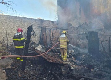 Cômodo atingido guardava móveis antigos, roupas e outros objetos -  (crédito: Divulgação / Corpo de Bombeiros )
