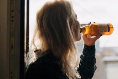 O aumento do consumo de &aacute;lcool entre mulheres eleva os riscos para a sa&uacute;de, incluindo c&acirc;ncer de mama, alerta o Minist&eacute;rio da Sa&uacute;de -  (crédito: Pexels)