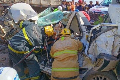 Bombeiros precisaram desencarcerar os dois feridos em estado grave -  (crédito: CBMMG/Divulga&ccedil;&atilde;o)
