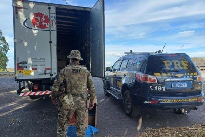 Durante operação de combate ao crime em Córrego Danta, na Região Centro-Oeste de Minas, o motorista de um caminhão-baú desobedeceu à ordem de parada da PRF -  (crédito: PRF/Divulgação)