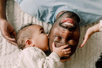 As interações do pai com seus filhos, por meio de brincadeiras, podem moldar sua resposta biológica à paternidade -  (crédito: Getty Images)