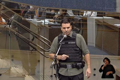 Vereador Sargento Jalyson (PL) armado no plenário da Câmara de BH -  (crédito: Reprodução/Redes Sociais)