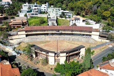 Vista da Escola Guignard: integrada à paisagem da Serra do Curral, edificação passará por reforma, que deve durar dois anos
 -  (crédito: Leandro Couri/EM/D.A Press)