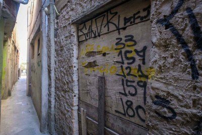 Beco do crime - reportagem entra no local dominado pelo CV em Contagem. Na parede do beco, pichações na parede,  artigos do código penal sugerindo criminalidade -  (crédito: Leandro Couri/Em/D.A Press)