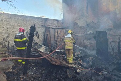 Cômodo atingido guardava móveis antigos, roupas e outros objetos -  (crédito: Divulgação / Corpo de Bombeiros )