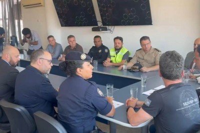 Reunião contou com representantes da Polícia Militar, da Polícia Civil e da Guarda Civil Municipal -  (crédito: Reprodução/Prefeitura de Contagem)