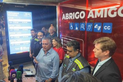 Prefeito &Aacute;lvaro Dami&atilde;o inaugurou o primeiro ponto de &ocirc;nibus equipado com servi&ccedil;o de videochamada na Avenida Afonso Pena, no hipercentro de Belo Horizonte -  (crédito: Ramon Lisboa/EM/D.A.Press)