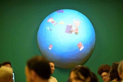 Exposi&ccedil;&atilde;o 'Asa de papel', de Marcelo Xavier, prop&otilde;e-se a transformar o livro em 'espa&ccedil;o vivo de inven&ccedil;&atilde;o', afirma o curador Marconi Drummond
 -  (crédito: Leandro Couri/EM/D.A Press)