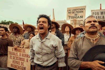 Jos&eacute; Arcadio Segundo (Juli&aacute;n Rom&aacute;n, ao centro) no protesto de trabalhadores oprimidos pela empresa americana que destr&oacute;i a Macondo dos tempos de seu bisav&ocirc; -  (crédito: Netflix/Divulga&ccedil;&atilde;o)