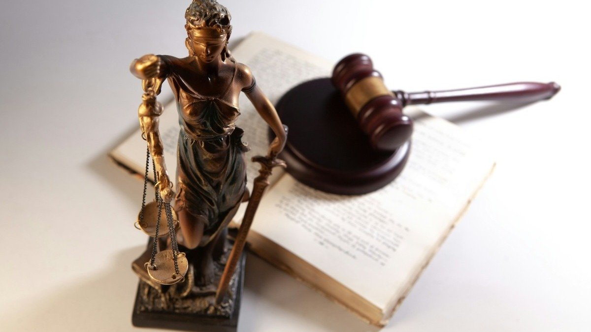 A balan&ccedil;a da Justi&ccedil;a e o martelo representam as fases do processo criminal, do indiciamento &agrave; condena&ccedil;&atilde;o final -  (crédito: Unsplash/ Sasun Bughdaryan)